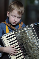 child playing accordion - obrazy, fototapety, plakaty