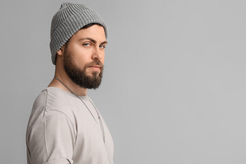 Obraz premium Stylish cool bearded man on grey background