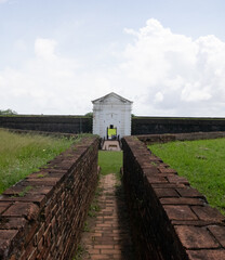 A fortaleza de são josé de Macapá é uma das setes maravilhas do Brasil e foi construída pelos portugueses no século XVIII com o objetivo de proteger a região da invasão francesa.