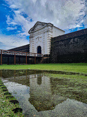 A fortaleza de são josé de Macapá é uma das setes maravilhas do Brasil e foi construída pelos portugueses no século XVIII com o objetivo de proteger a região da invasão francesa.