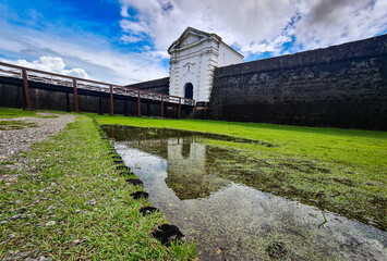 A fortaleza de são josé de Macapá é uma das setes maravilhas do Brasil e foi construída pelos portugueses no século XVIII com o objetivo de proteger a região da invasão francesa.