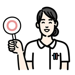 マルの札を持って考えている白衣を着た若い女性