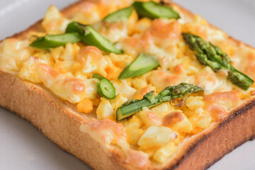 ゆで卵とアスパラのトースト