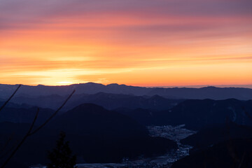 山から陽が昇る