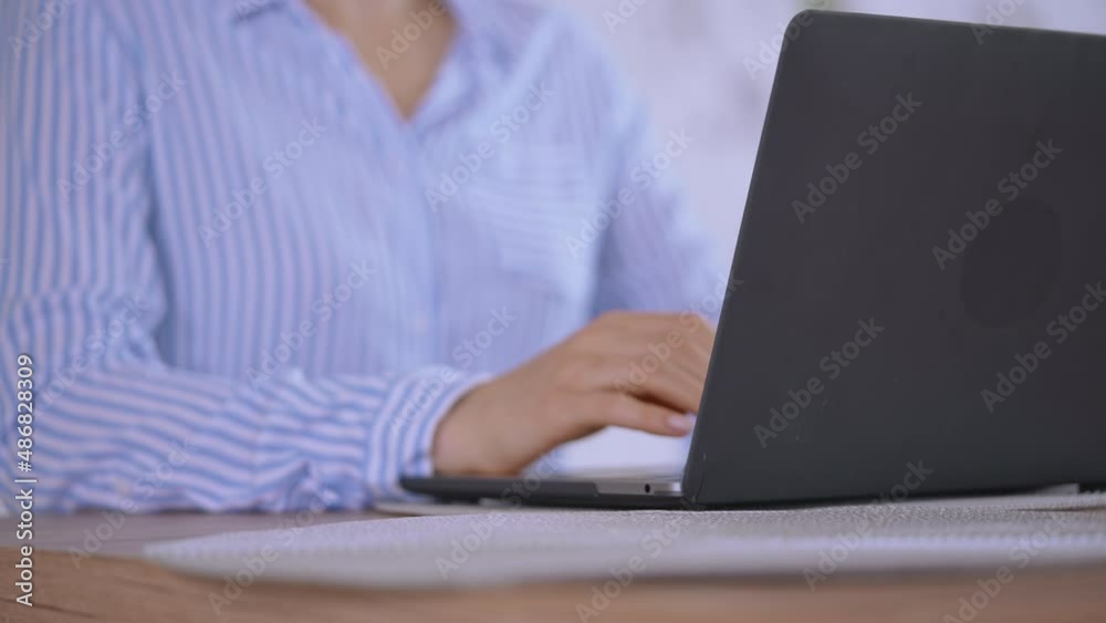 Aufkleber closeup student using computer in flat