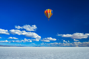 乾季のウユニ塩湖上空を飛行するバルーン