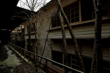 廃鉱山集落に残された小学校跡の校舎