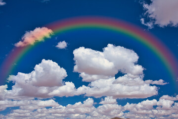 白い雲,青い空にかかる虹
