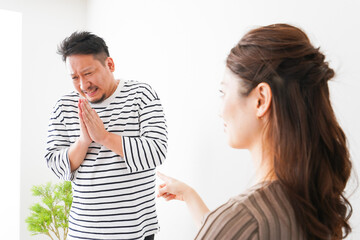夫婦喧嘩をする若い夫婦