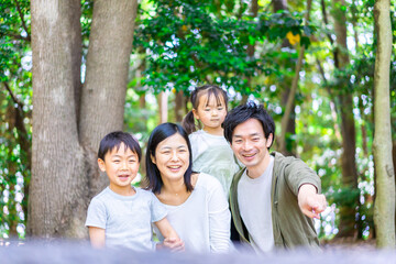 森で自然観察をするファミリー