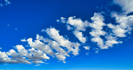 Fototapeta na wymiar 青い空に白い雲漂う
