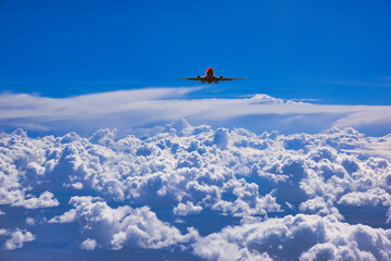 Fototapeta na wymiar 雲海上空を飛行する航空機