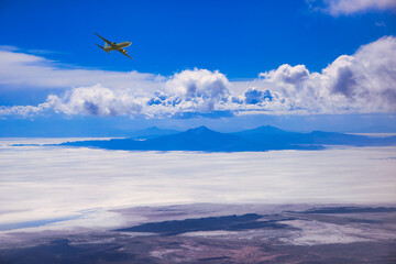 Fototapeta na wymiar ウユニ塩湖の上空を飛行する飛行機