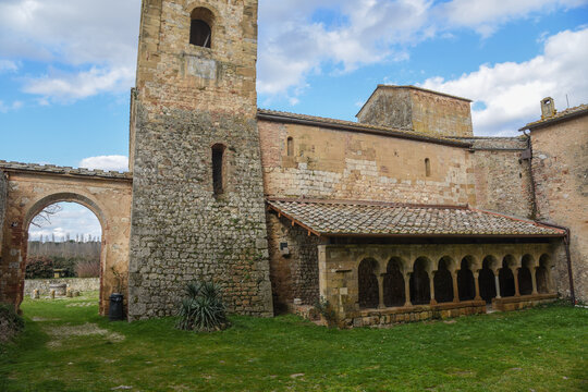Pieve di San Giovanni Battista a Ponte allo Spono, il chiostro