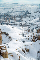 Obraz premium Uchisar view from the pigeon valley on a cold and snowy winter day