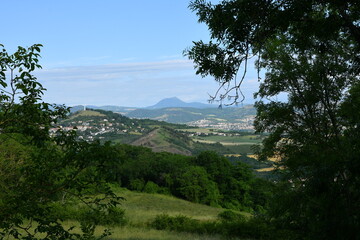 Paysage avec panorama sur la vall&eacute;e de la limagne en Auvergne avec au loin le volcan du Puy de d&ocirc;me par une belle journ&eacute;e de printemps ensoleill&eacute;e