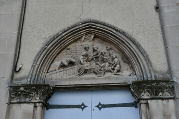 Naklejka premium Fronton richement décoré avec une magnifique sculpture sur le devant d'une chapelle en Auvergne