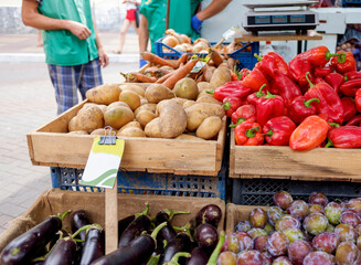 sale of fruits and vegetables on the market