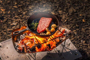 アウトドアでステーキ　Beef steak grilled outdoors at camp 