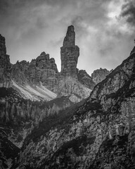 Herbstfarben in den Dolomiten Campanile di val montanaia Berge