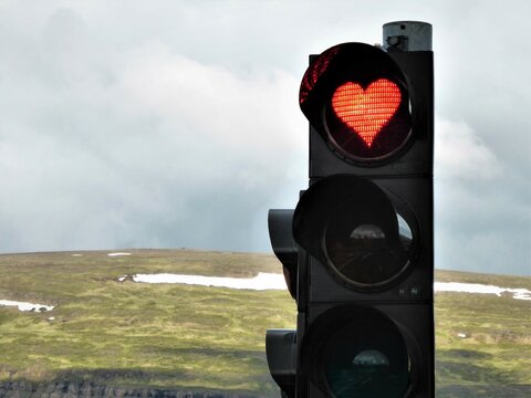 Stopp ! - Eine originelle  Ampel mit herzf&ouml;rmigem roten Ampellicht bei Akureyri, Island