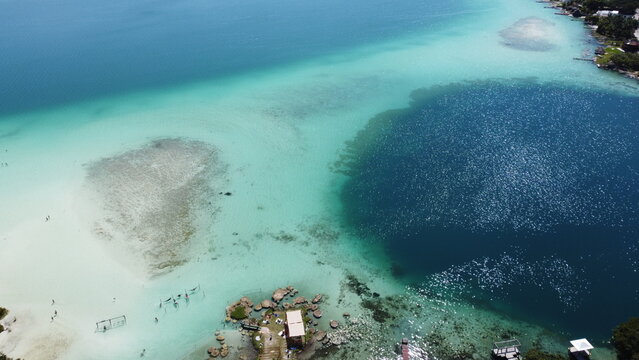 Cenote Azul Bacalar bei Cocalitos mit Drohne von oben 