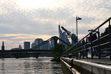 Frankfurt am Main mit Blick auf die Flößerbrücke über den Main