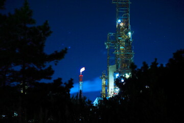 夜, 精製所,  工場, 工業, 工業の, タワー,  パワー, エネルギー, シティ, 石油化学製品, 公害, 光, 煙突, 原油, テクノロジー, 