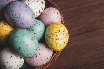 Obraz premium Hand painted pastel colored Easter eggs background. Happy Easter greeting card or invitation.