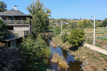 Fototapeta na wymiar River view near houses in Rihonor de Castilla