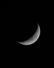 Luna con cielo negro contrastada