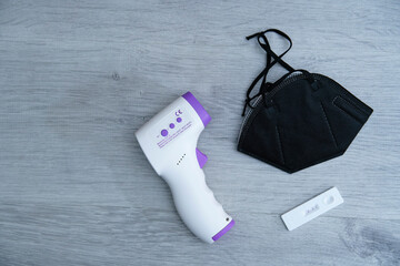 Covid-19 antigen test with positive result and mask FFP2