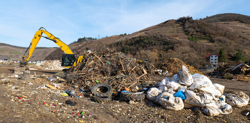 M&uuml;lldeponie nach der Flut im Ahrtal