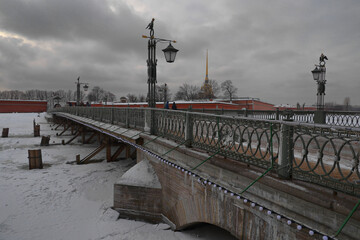 Fototapeta na wymiar Ioannovsky Bridge to the Peter and Paul Fortress