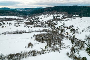 Zimowy widok na pokryte śniegiem góry, Beskid Niski i Beskid Sądecki - obrazy, fototapety, plakaty
