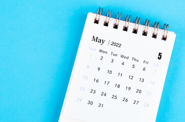 May 2022 desk calendar on blue background. - obrazy, fototapety, plakaty