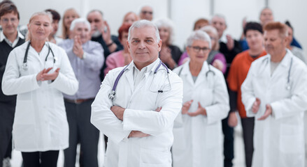 Group doctors and patients clapping their hands to celebrate recovery