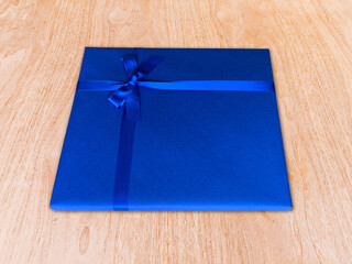 テーブルの上に置かれたリボン付きのプレゼント