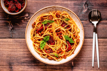 Pasta with bolognese sauce and sun-dried tomatoes