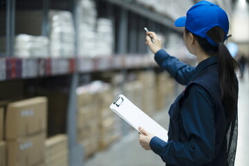 Warehouse worker checking inventory in logistics warehouse - obrazy, fototapety, plakaty