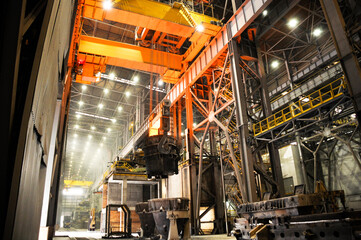 The crane pours the remaining slag into the slag transport tank. ladle pours steel. Casting steel with casting shop