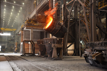 The crane pours the remaining slag into the slag transport tank. ladle pours steel. Casting steel with casting shop