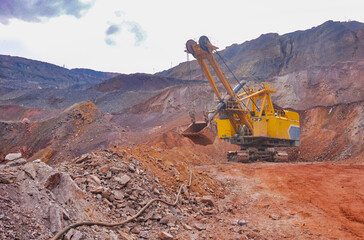 Obraz premium Excavator loads iron ore. mine excavator