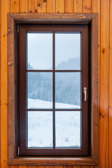 Fenster mit Blick nach draussen in Schneelandschadft