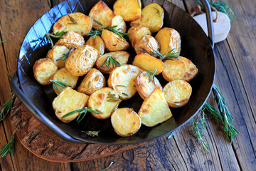 Rosmarinkartoffeln in Eisenpfanne