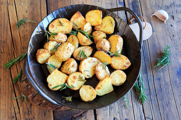 Rosmarinkartoffeln in Eisenpfanne