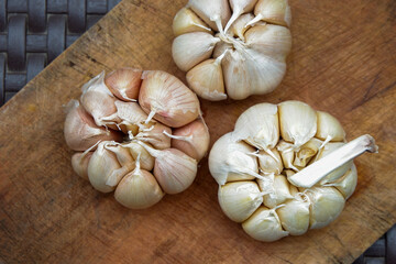 garlic. garlic cloves. peel the garlic clove. Garlic is one of the main spices in Indonesian cuisine