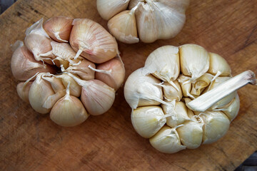 garlic. garlic cloves. peel the garlic clove. Garlic is one of the main spices in Indonesian cuisine