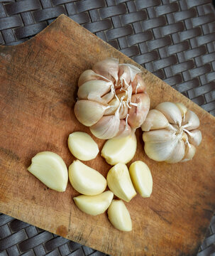 garlic. garlic cloves. peel the garlic clove. Garlic is one of the main spices in Indonesian cuisine