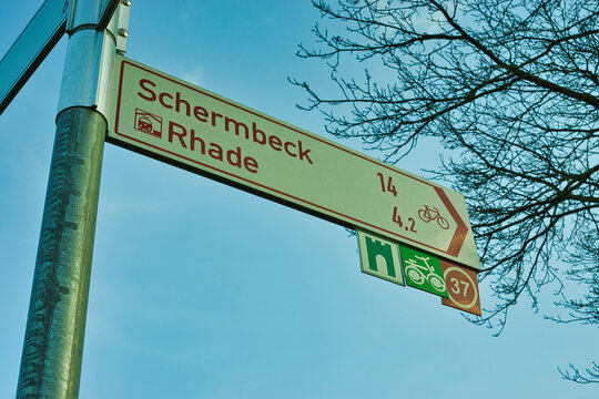 Road sign for the Schermbeck Rhade cycle path and the 100 castles tour in the M&uuml;nsterland region